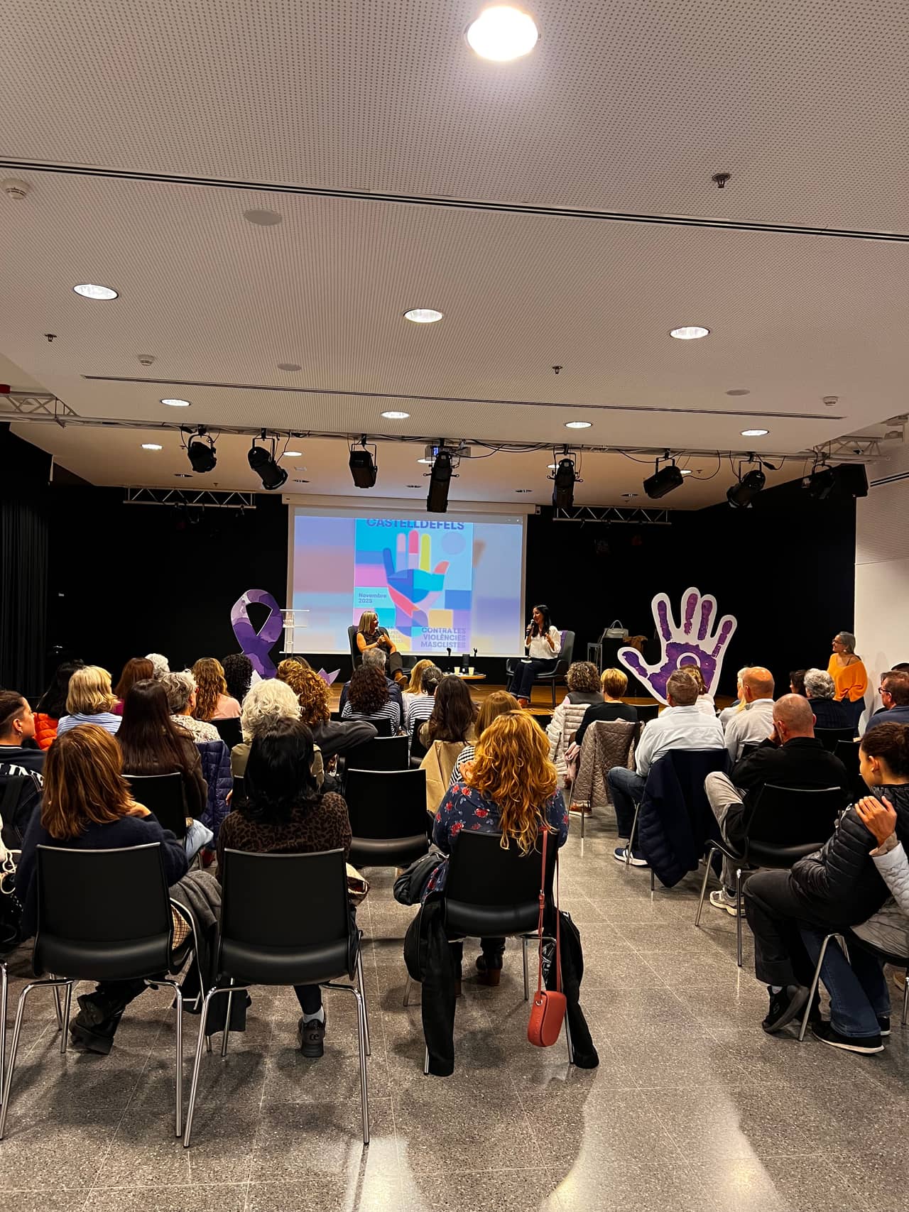 Ana Sánchez durante la presentación de su libro Te Quedas o Te Quieres en Castelldefels