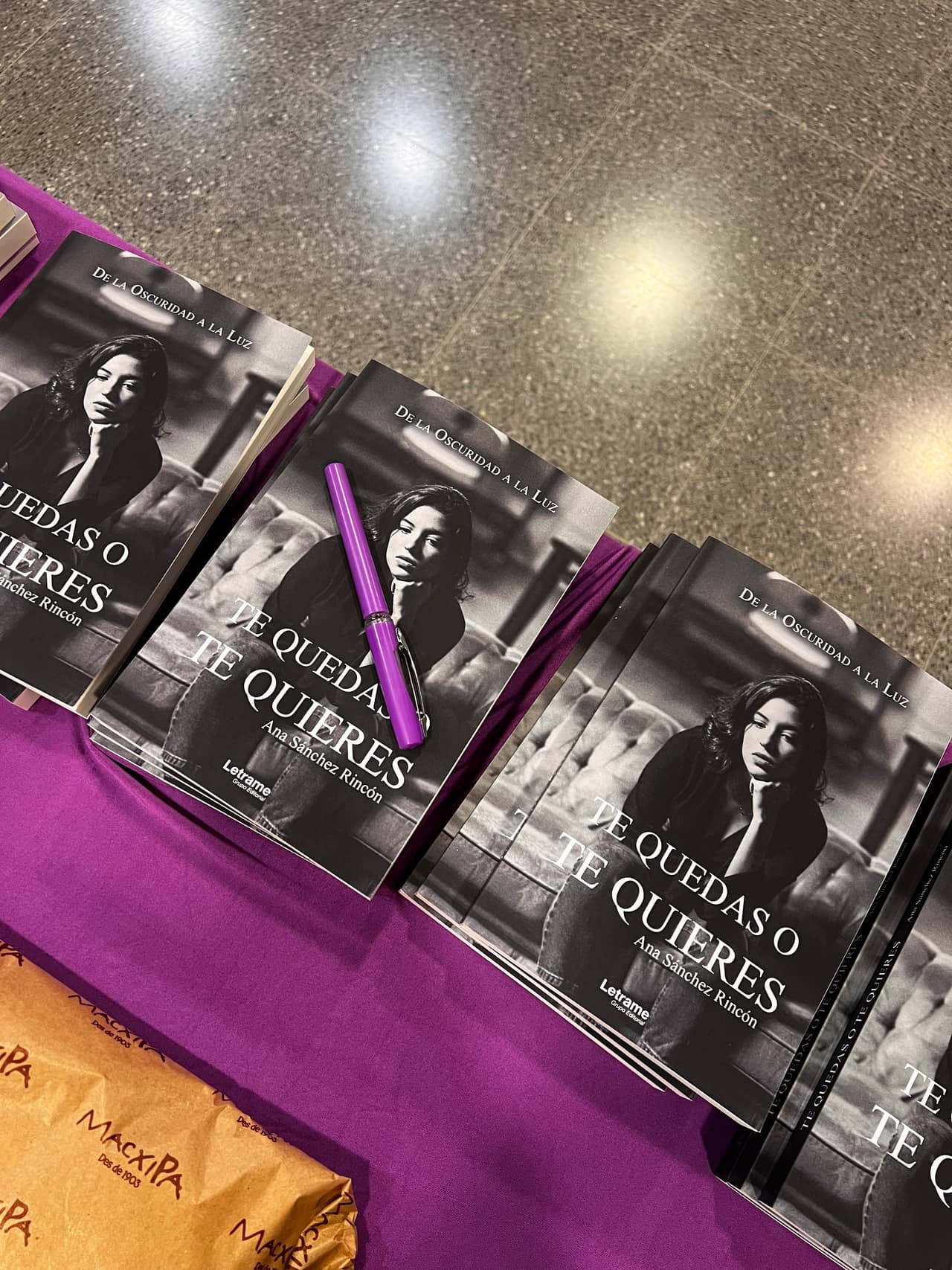 Ejemplares del libro Te Quedas o Te Quieres de Ana Sánchez Rincón